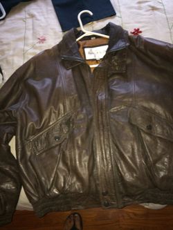 This beautiful leather jacket was designed by Franklin Alan size 46 it’s in beautiful condition