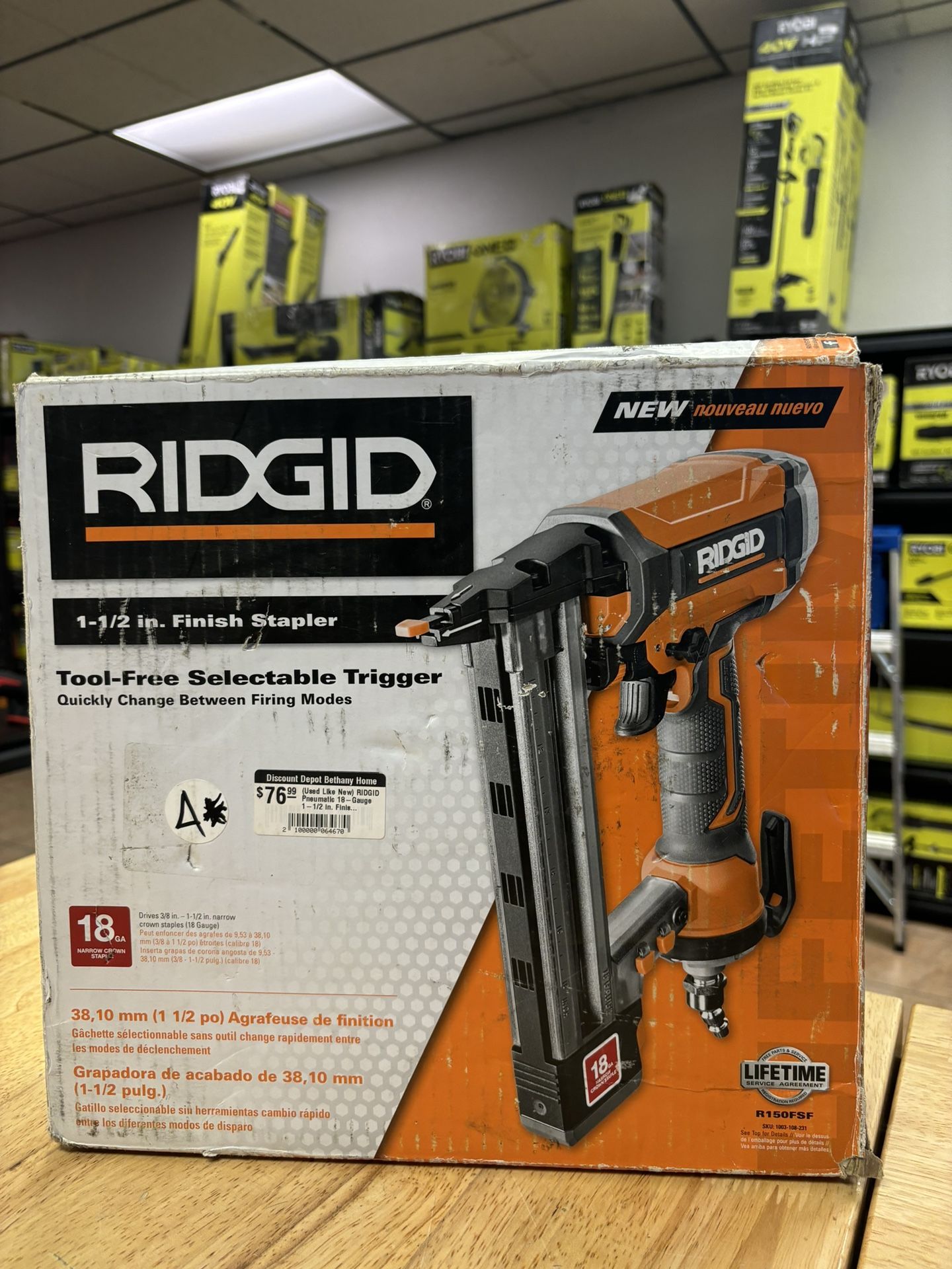 Pneumatic 18Gauge 11/2 in. Finish Stapler, Contractor's Bag and (200