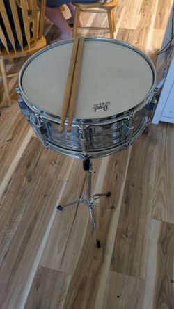 Pearl Snare Drum with hard case