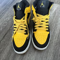 Jordan 1 SE - yellow and black 