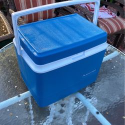 Rubbermaid Cooler/Ice Chest 24 Quart