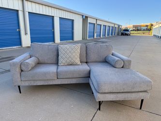DELIVERY AVAILABLE 🚛🚚🚛 Beautiful 2 piece MCM sectional
