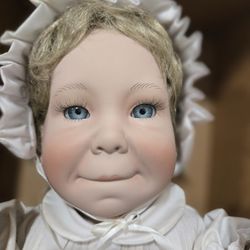 Gorgeous 1989 Original Lee Middleton Doll Brand new With Documentation.