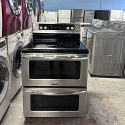 Frigidaire) Electric double oven range. Everything works perfectly, is spotless, and comes with a warranty. 