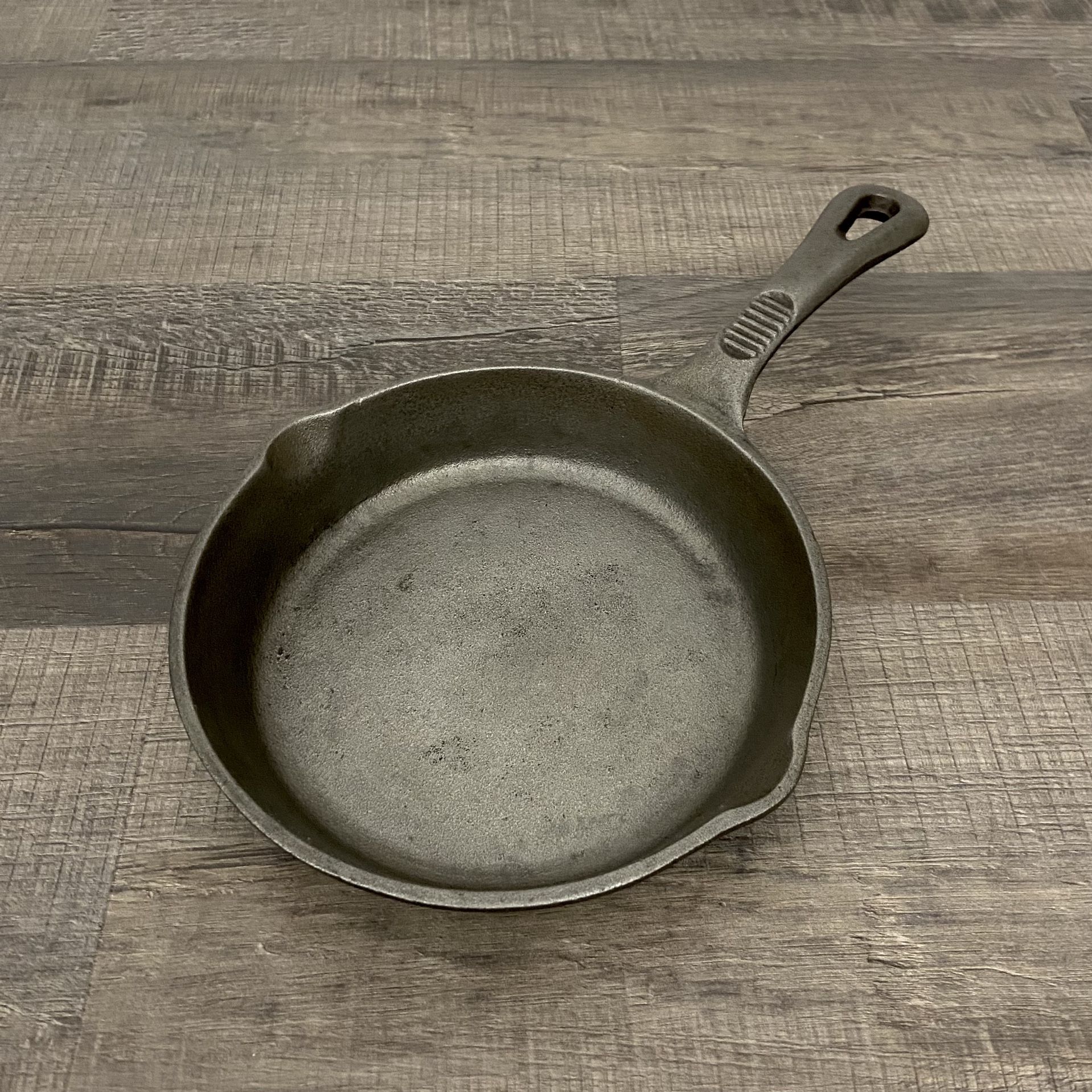 Benjamin & Medwin Cast-Iron Skillet Pan •Diameter 8” •Preliminarily seasoned, in excellent condition