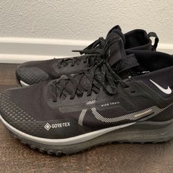 Nike Trail Gore-Tex shoes, Size 9 Women’s, Size 7 Men’s 
