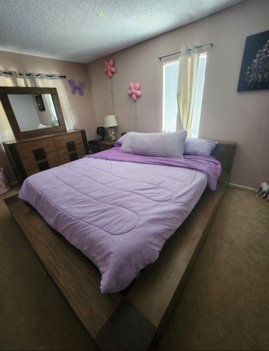Wooden Bedroom Set .   King Size Bed Solid Wood