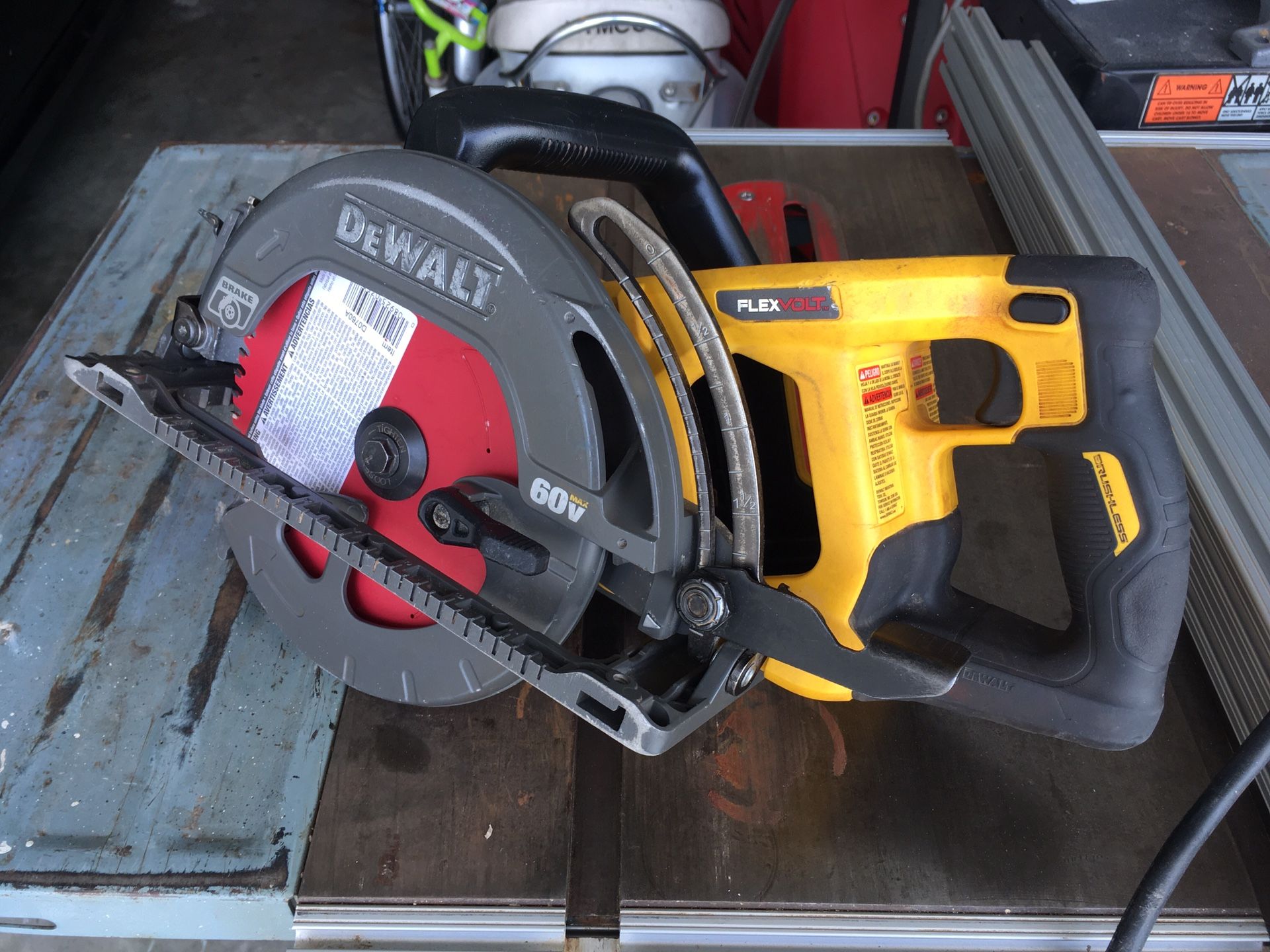 DeWalt DCS577 60 Volt Flexdrive Wormdrive Contractor Circular Saw