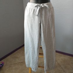 University drive grey size m work out pants cuffed elastic ankle
Love u in green writing on backside