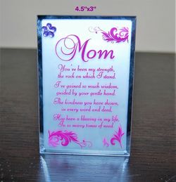 MOM DECORATIVE PLAQUE STAND ON DESK TABLE