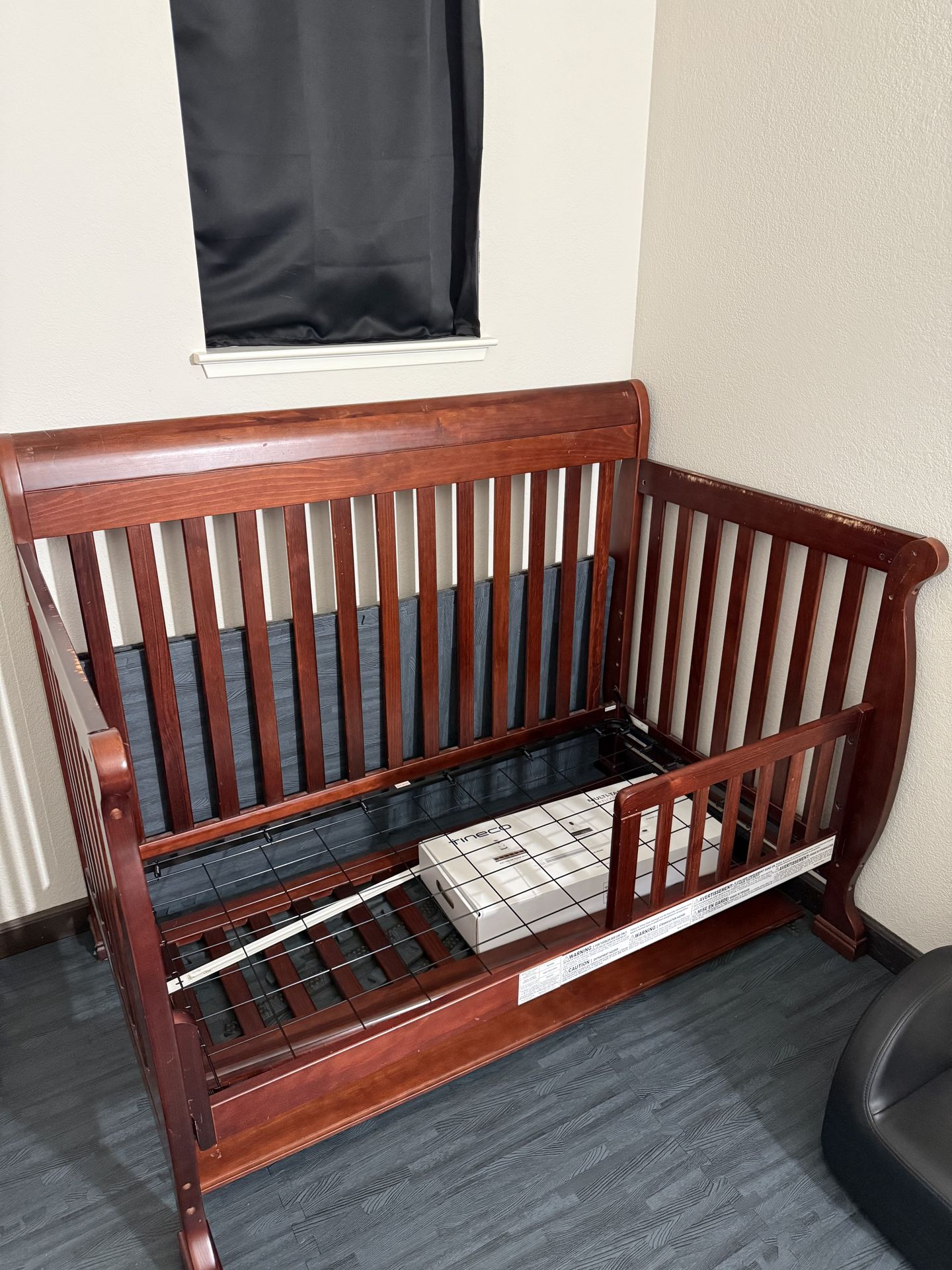 Davinci 4-in-1 convertible crib & conversion kit(M3099) in rich cherry