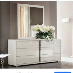 Shiny Imperia Italian Dresser This Imperia Italian Dresser features a modern Italian design with stunning looks. It is crafted in White Gloss Lacquer 