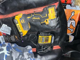 Marca (DEWALT) • Modelo (20V XR) • Tipo (Impact Driver) • Extra (Cargador) • Precio ($60)