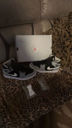 Air Jordan one mids SE elephant toe ￼