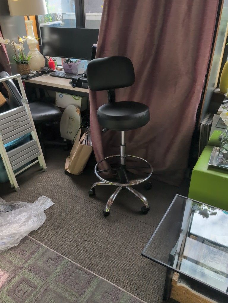ADJUSTABLE HEIGHT OFFICE CHAIR