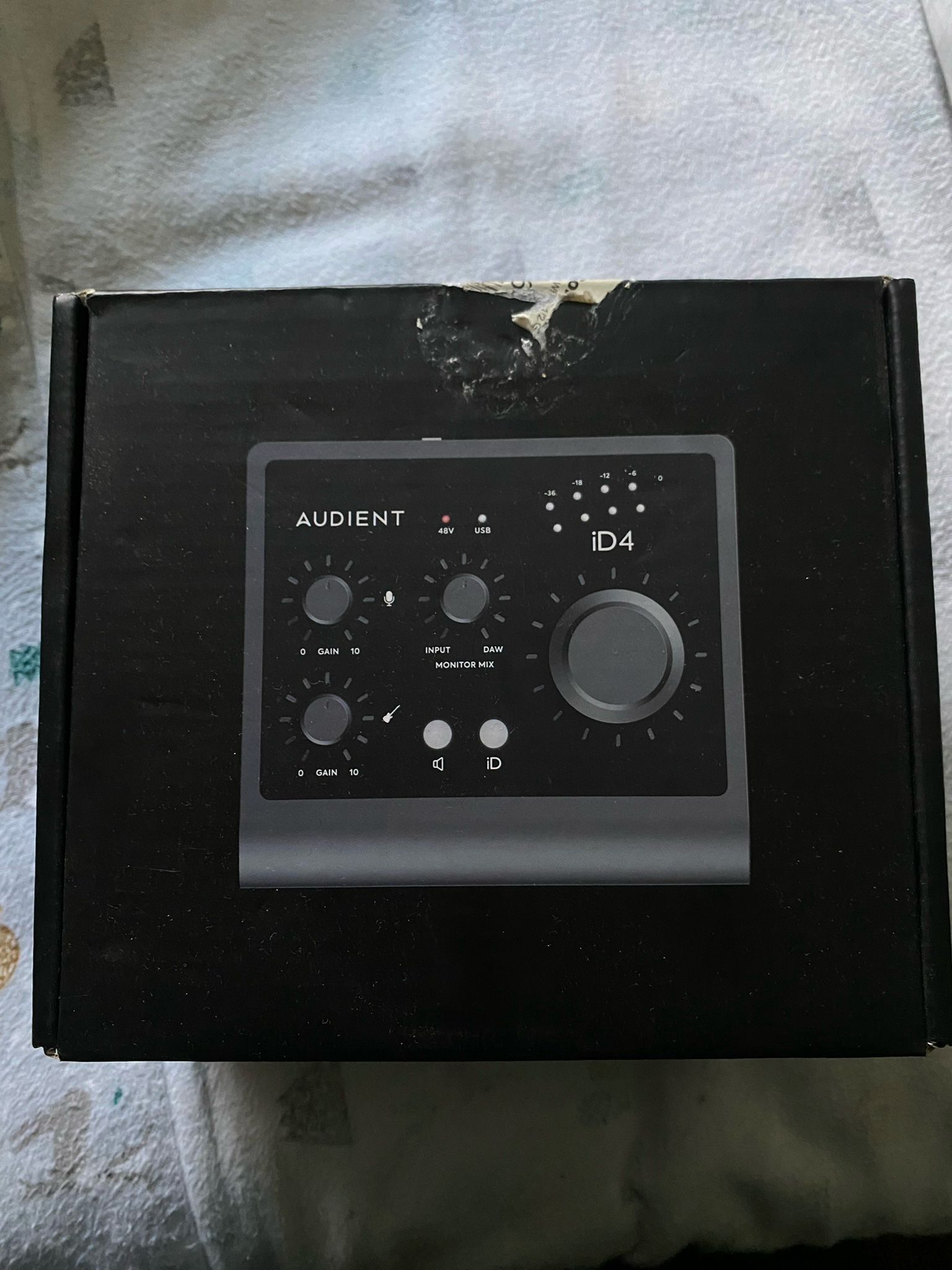 Audient  id4 +  mpk mini special edition gray bundle 