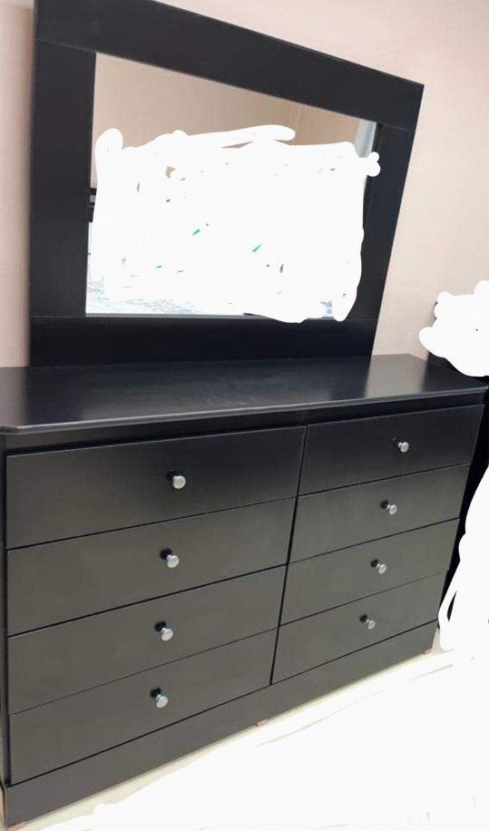 Like New Hardly Used 8 Drawer Dresser With Mirror