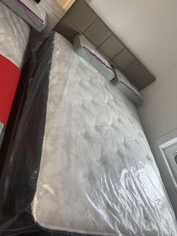Brand New - Hybrid Queen mattress (not bed) for 599$ on sale!