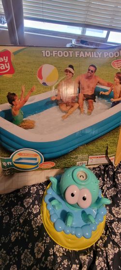 New never used 10ft pool comes with water spray