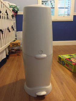 Baby diaper dispenser