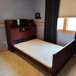 Attic Heirlooms Bed and Dresser Set