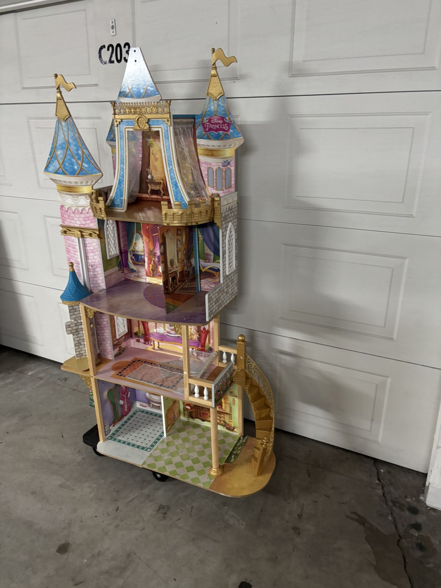 Princess 5ft H Play castle With A Bag Of Accessories In Great Condition And All Set Up!