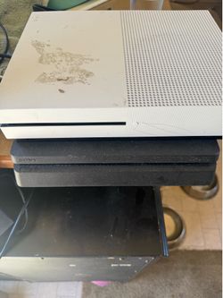 Xbox One s and PS4