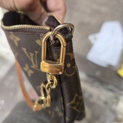 This Early-2000s Louis Vuitton Bag Is Making a Huge Comeback — and It’s Only $450 Right Now