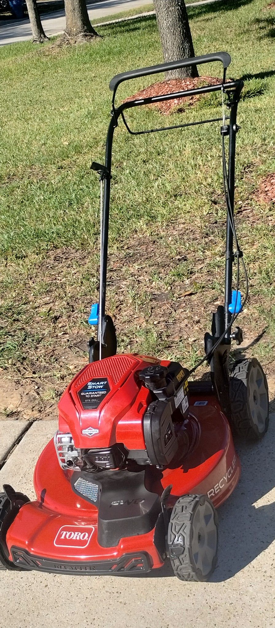 Toro Recycler with Smart Stow 22-in Gas Self-propelled Lawn Mower with 150-cc Briggs and Stratton Engine