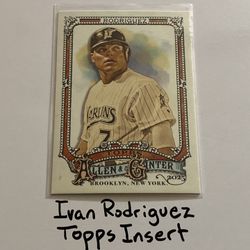 Ivan Rodriguez Miami Marlins Hall of Fame Catcher Topps Short Print Insert Card. 