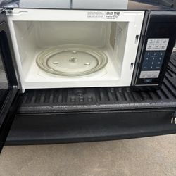 Oster 1100W Microwave Oven – Fully Working