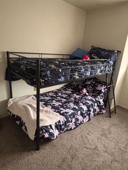Bunkbed twin over twin (w/ mattresses)