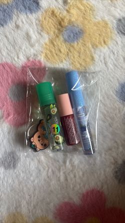 Set de 4 Accesorios Kawaii Colores – Brillo Labial, Llavero y Más | Nuevo