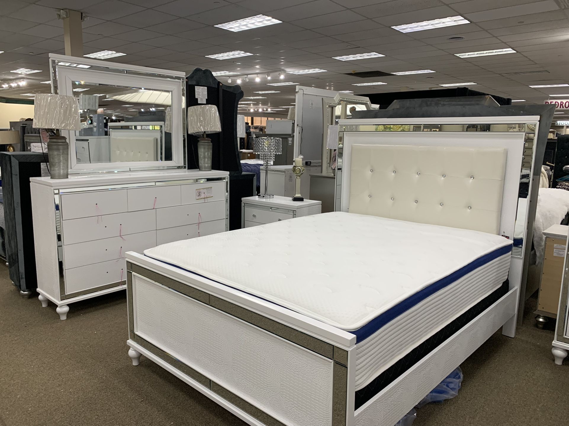 BEDROOM/ BEDROOM SETS