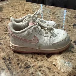 Girl’s Nike shoes