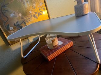 ✨ Mesa portátil plegable – $18  Práctica mesa para laptop, desayunar en cama, leer o trabajar cómodamente.