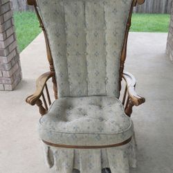 Vintage Wooden Rocking Chair ✨ Perfect DIY/Flip Piece