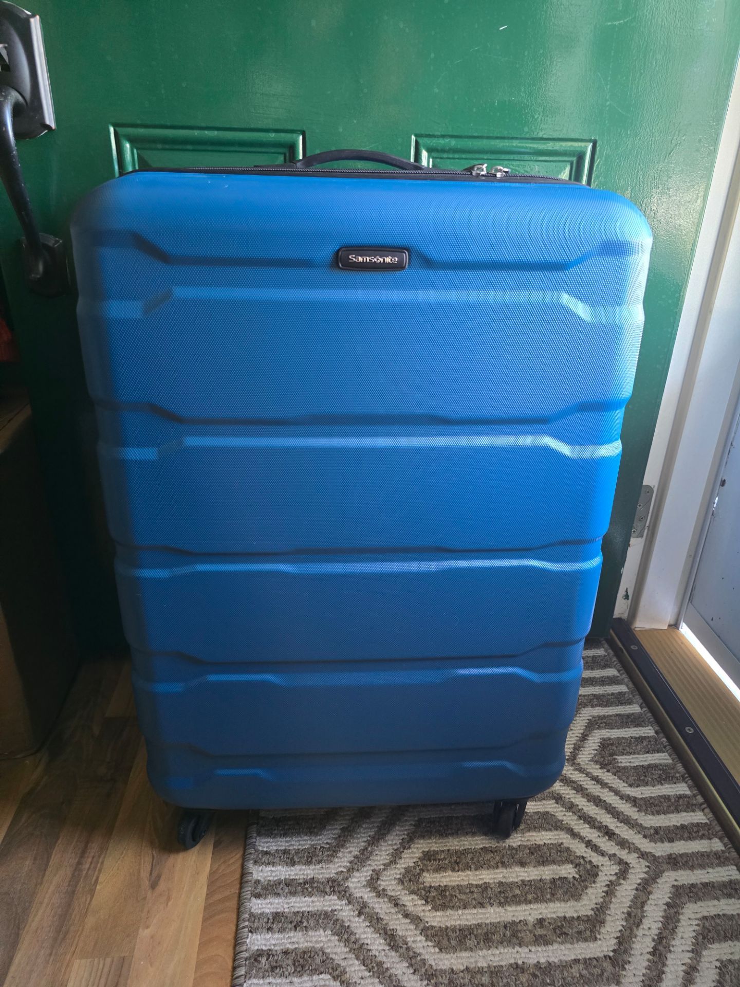 Brand new Samsonite Omni large 28" expandable checked hard luggage suitcase, bright Caribbean Blue