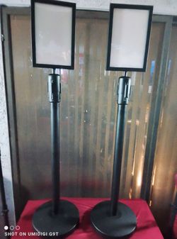 Retractable belts crowd controllers