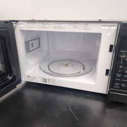 Microwave GE 700 Watt 0.7 Cu FT