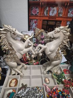 2 horses with mirrors and pearls