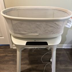 4 Moms bassinet