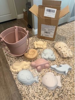 11 piece silicone beach bucket and toy set