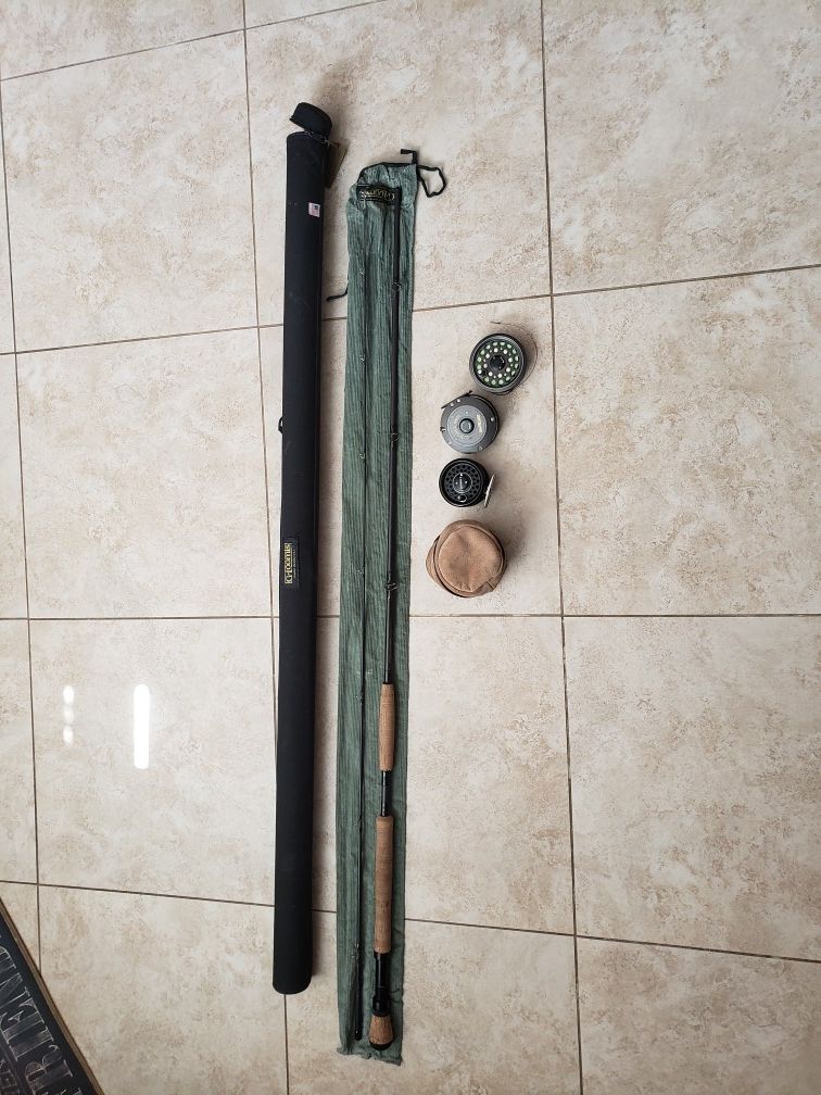 Gloomis Fly Rod 9' with 2 reels and spare spool