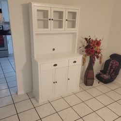 Mueble En Buen Estado Y Florero Decoratibo