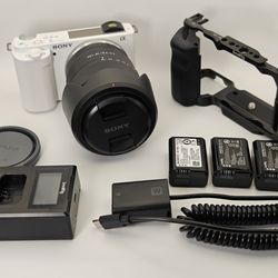 Sony ZV-E10 White + 18-135mm Lens Creator Bundle