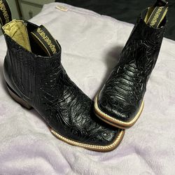 Black short boot size 8
