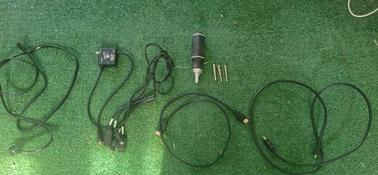 Video game cords and Nintendo bits bundle