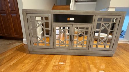 Modern TV Stand / Media Console – Excellent Condition