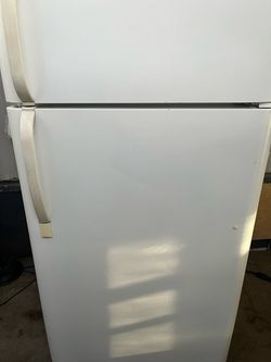 White Top-Freezer Refrigerator